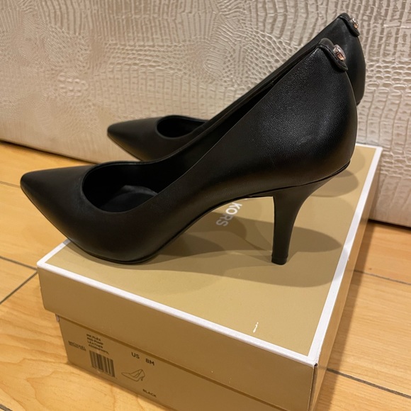 Micheal Kors size 8 black heels - new in box 👠🎁 - Picture 6 of 6